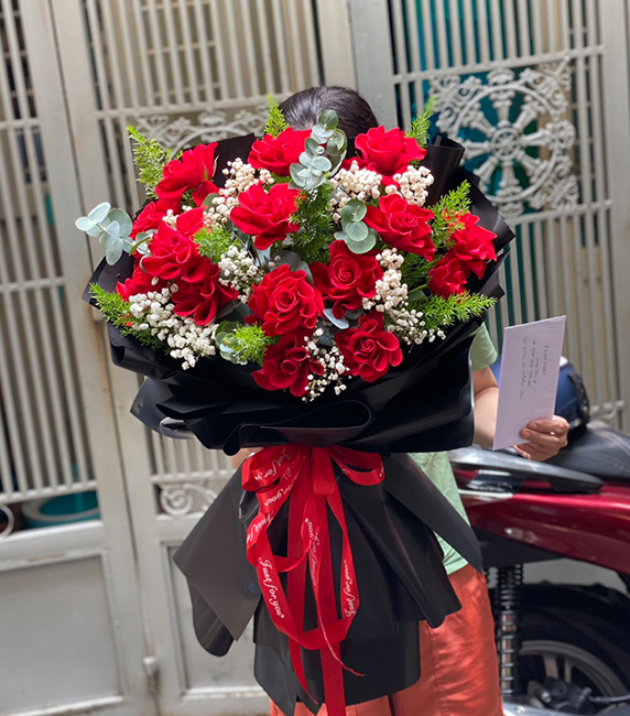 "Khám Phá Sắc Đẹp Tinh Tế tại Shop Hoa Tươi Đẹp Tây Ninh - Nghệ Thuật Hoa Hồng Độc Đáo Cho Mọi Dịp"
Mô Tả SEO (600 từ):
Chào mừng bạn đến với Shop Hoa Tươi Đẹp Tây Ninh - điểm đến lý tưởng để khám phá và trải nghiệm sự tinh tế của nghệ thuật hoa hồng. Với đội ngũ nghệ nhân tài năng và đam mê, chúng tôi tự hào mang đến không gian sống và làm việc của bạn sự quý phái và tươi mới.
Tinh Tế Trong Từng Bức Tranh Hoa:
Tại Shop Hoa Tươi Đẹp Tây Ninh, chúng tôi không chỉ bán hoa mà còn tạo ra những tác phẩm nghệ thuật độc đáo. Mỗi bức tranh hoa tươi được chăm sóc và sắp xếp một cách tinh tế, tạo nên những tác phẩm gửi gắm tâm huyết và ý nghĩa sâu sắc. Đến với chúng tôi, bạn sẽ được trải nghiệm sự tinh tế trong từng chi tiết của sản phẩm.
Đa Dạng Sản Phẩm Cho Mọi Dịp:
Cho dù bạn đang tìm kiếm bó hoa tươi cho ngày lễ, hoa chúc mừng, hay những bông hoa trang trí cho sự kiện đặc biệt, Shop Hoa Tươi Đẹp Tây Ninh có đủ đa dạng sản phẩm để đáp ứng mọi nhu cầu của bạn. Chúng tôi tự tin mang đến cho bạn những lựa chọn phong phú và đẹp nhất.
Chất Lượng Hoa Tươi Hảo Hạng:
Cam kết đem đến cho khách hàng những sản phẩm chất lượng nhất, chúng tôi lựa chọn hoa tươi từ những nguồn cung ổn định và đáng tin cậy. Đội ngũ chuyên gia của chúng tôi luôn theo dõi và kiểm soát chất lượng để đảm bảo mỗi sản phẩm đều đạt được sự hoàn hảo và tươi mới tối đa.
Giao Hàng Nhanh Chóng và An Toàn:
Để tạo trải nghiệm mua sắm thuận lợi, chúng tôi cung cấp dịch vụ giao hàng nhanh chóng và an toàn tại Tây Ninh. Bạn có thể tin tưởng rằng những tác phẩm nghệ thuật hoa tươi của bạn sẽ được giao đến đúng địa điểm và thời gian một cách chu đáo và chất lượng.
Chăm Sóc Khách Hàng Nhiệt Tình:
Đội ngũ chăm sóc khách hàng của chúng tôi luôn sẵn lòng hỗ trợ và đáp ứng mọi nhu cầu của bạn. Với tận tâm và nhiệt độ, chúng tôi mong muốn mang lại cho bạn trải nghiệm mua sắm tuyệt vời và không quên.
Khám Phá Sự Tinh Khiết và Đẹp Tại Shop Hoa Tươi Đẹp Tây Ninh Ngay Hôm Nay!
Khám phá sự tinh khiết và đẹp tại Shop Hoa Tươi Đẹp Tây Ninh ngay hôm nay. Đặt hàng trực tuyến và biến mọi dịp thành một kỷ niệm đặc biệt với những bức tranh hoa tươi tinh khiết từ chúng tôi.